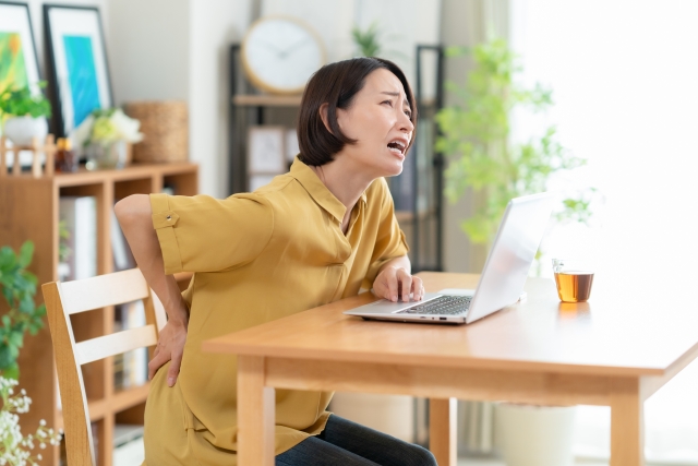 腰痛で苦しんでいる女性