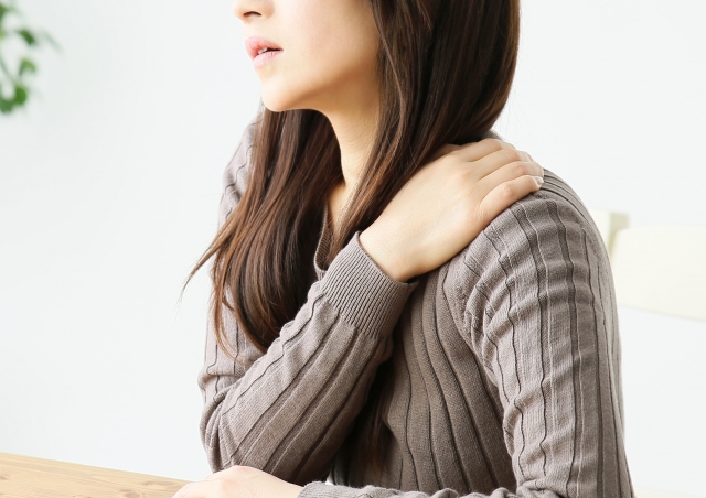 肩こりの女性の画像