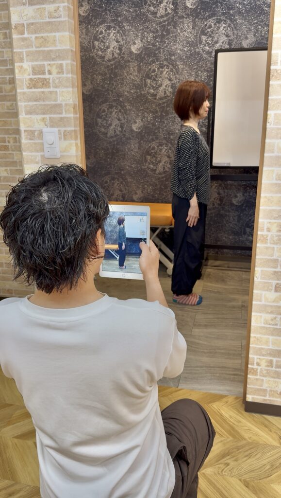 姿勢分析をしている女性