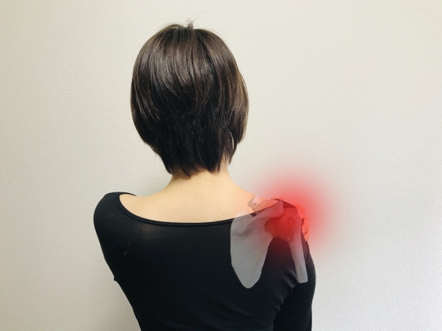 四十肩五十肩が痛む女性の画像