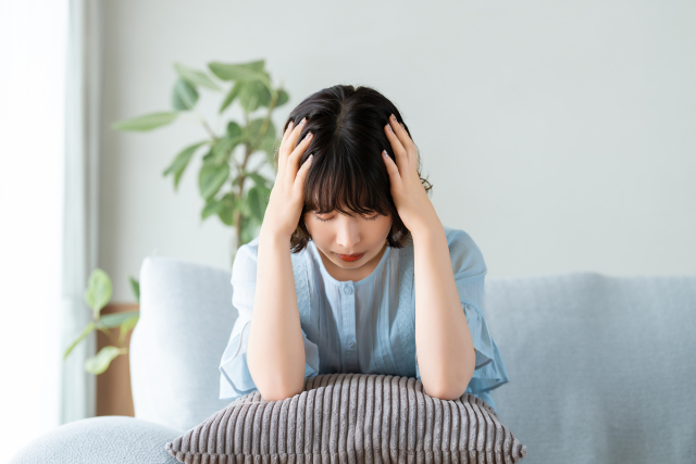 頭痛が辛そうな女性の画像