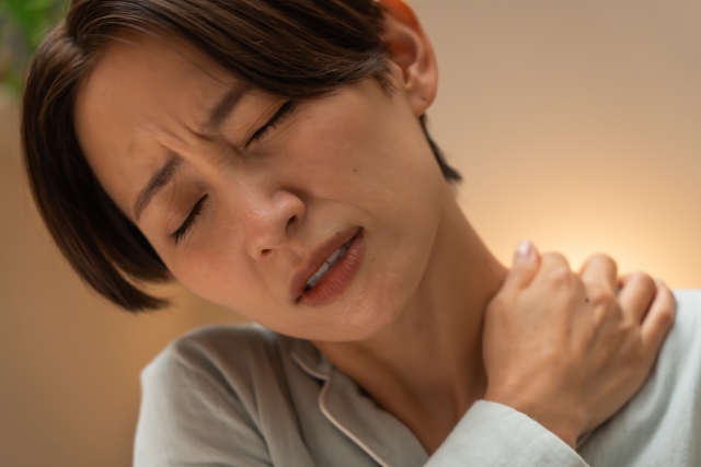 肩こり頭痛で悩んでいる女性の画像
