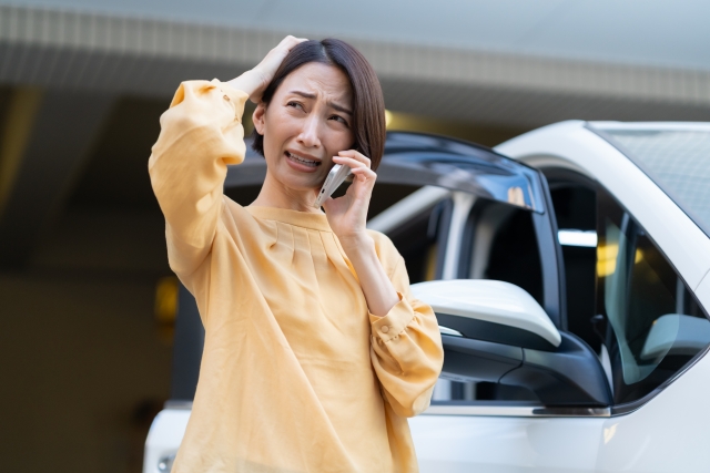 交通事故に遭った女性の画像